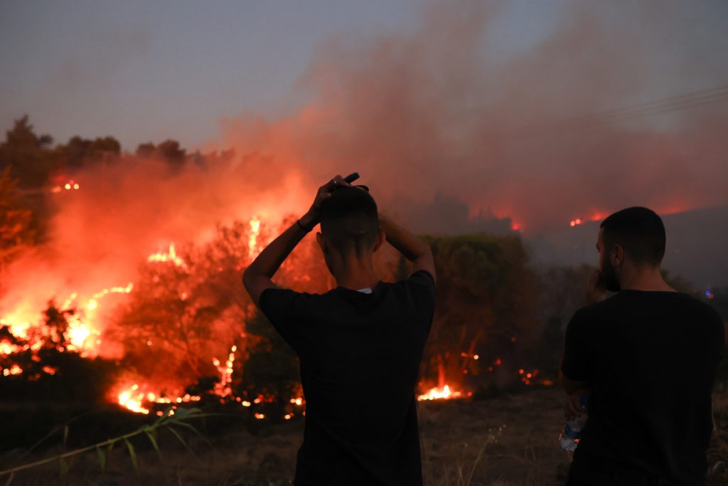 Εκατό χιλιάδες στρέμματα καίγονται τις τελευταίες 24 ώρες