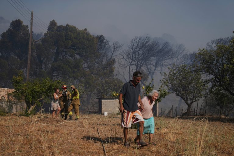 Δάκρυα, φωτιά και ηρωισμός: Ηλικιωμένη παλεύει να σώσει το δάσος της στην Κερατέα