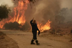 Πύρινη πολιορκία σε όλη τη χώρα: Φλόγες σε Ζάκυνθο, Αχαΐα, Αττική, Χίο και Πρέβεζα