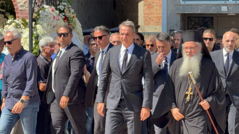 Απόστολος Βεσυρόπουλος: Σε εξέλιξη η εξόδιος ακολουθία – Συγκίνηση στην Αλεξάνδρεια