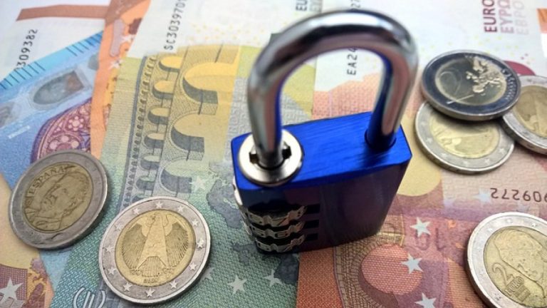 Κατάσχεση σύνταξης σε κοινό λογαριασμό: Ποιο ποσό προστατεύεται