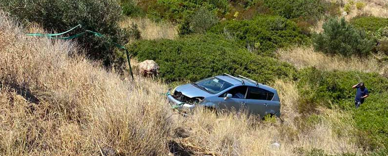 Ραφήνα – Μπλε Λιμανάκι: Αυτοκίνητο έπεσε σε ρέμα