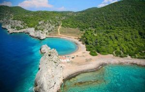 Αθήνα τον Δεκαπενταύγουστο: 6 κοντινές παραλίες για «μίνι απόδραση»