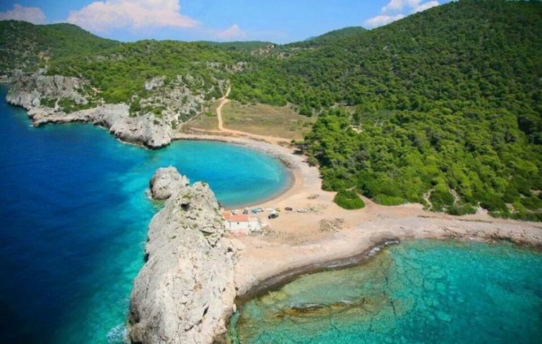 Αθήνα τον Δεκαπενταύγουστο: 6 κοντινές παραλίες για «μίνι απόδραση»