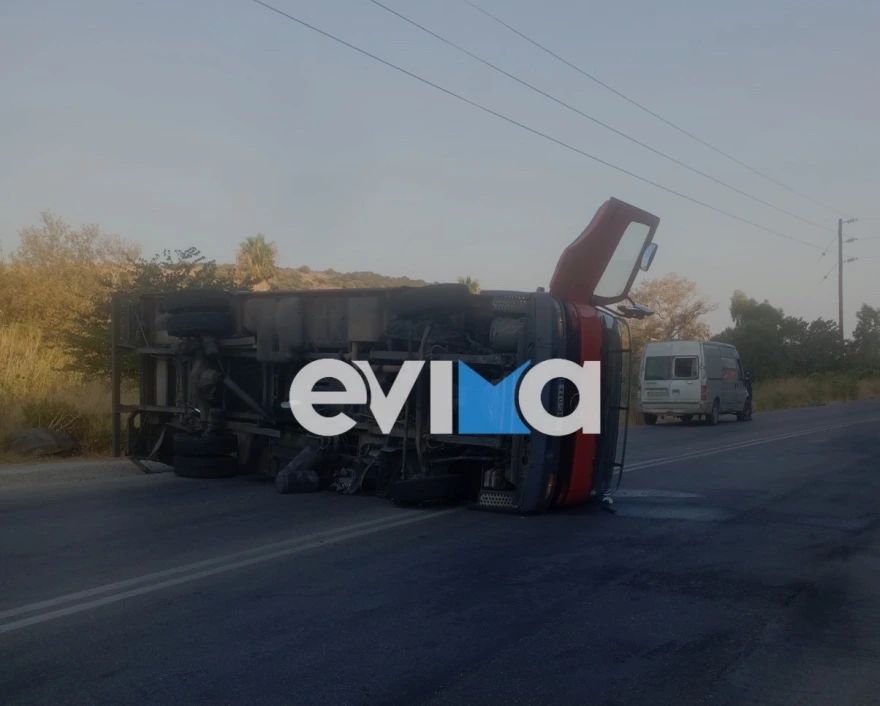 Σοβαρό τροχαίο στην Εύβοια: Ανατροπή φορτηγού μετά από σύγκρουση με ΙΧ