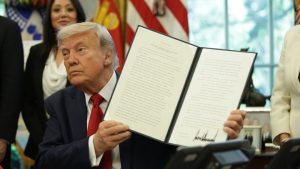 Ο Τραμπ αναστέλλει για 90 ημέρες την επιβολή δασμών στις εισαγωγές από την Κίνα