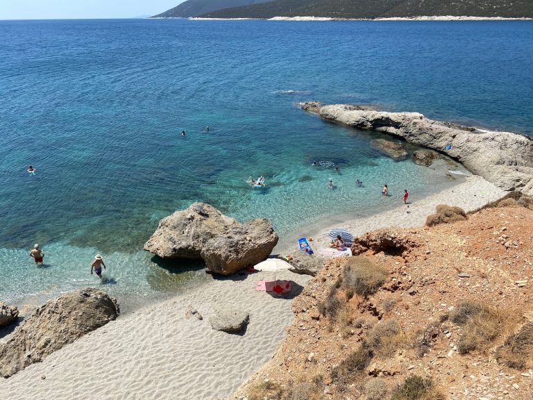 Κάρυστος: Οδηγός έκανε όπισθεν και πέταξε τρεις μοτοσυκλέτες σε γκρεμό
