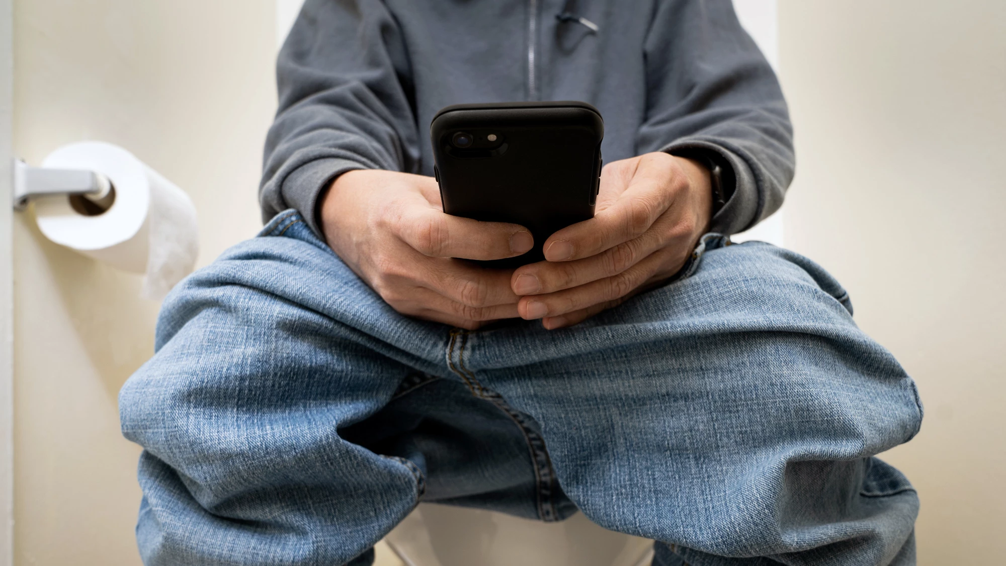 Smartphone στην τουαλέτα: Ο απίστευτος λόγος που δεν πρέπει να το χρησιμοποιείτε