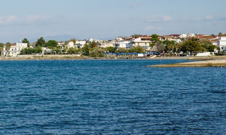 Καμένα Βούρλα: Κλείσιμο παραλίας λόγω μικροβιακής ρύπανσης
