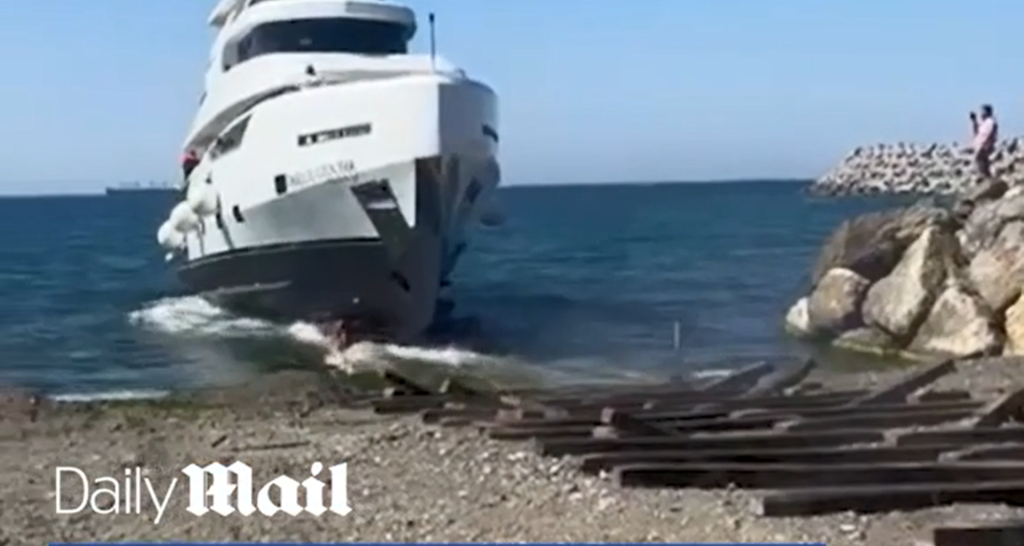 Ολοκαίνουργιο γιοτ βυθίστηκε λίγα λεπτά μετά την καθέλκυση στην Τουρκία (vid)