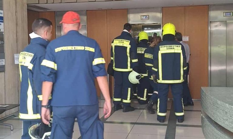 Συναγερμός στον Πύργο Αθηνών από έντονη μυρωδιά καμένου