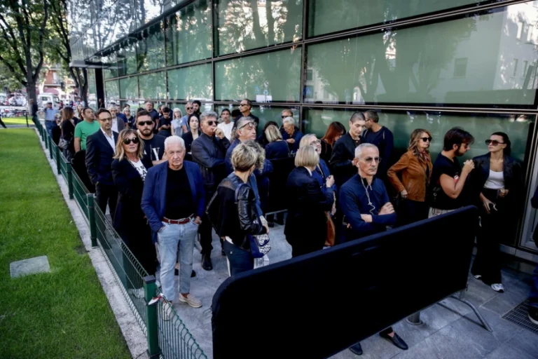Αποχαιρετισμός στον Τζόρτζιο Αρμάνι: Ουρές στο Μιλάνο για το τελευταίο αντίο