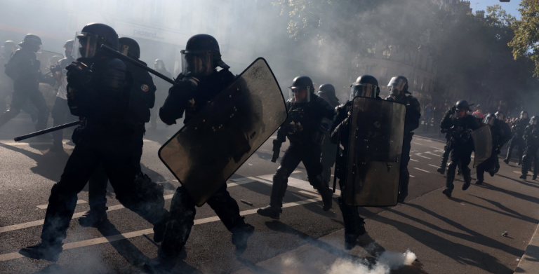 Οργή λαού στη Γαλλία – 250 ταυτόχρονες διαδηλώσεις