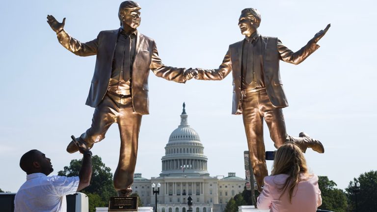 Επικό τρολάρισμα: Άγαλμα Τραμπ – Επσταϊν στην Ουάσιγκτον