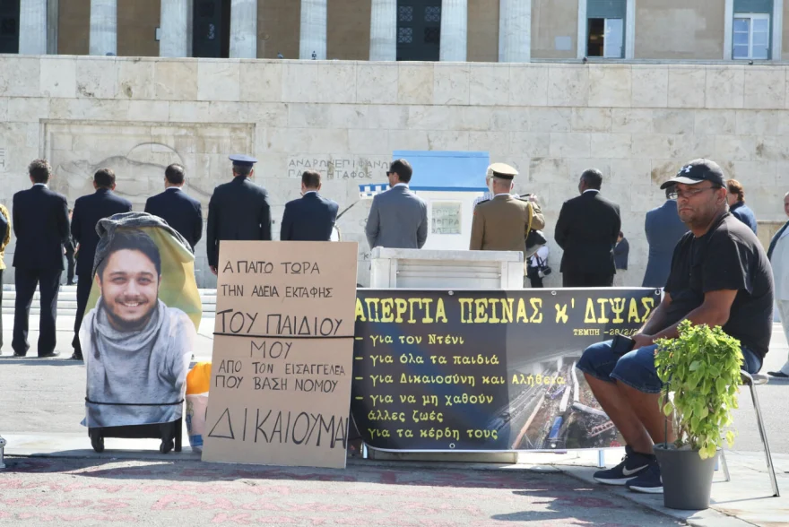 Μια εβδομάδα απεργίας πείνας έξω από τη Βουλή