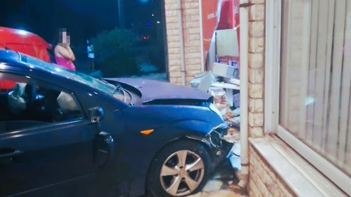 Τροχαίο στο Μεσολόγγι: Όχημα προσέκρουσε σε κατάστημα
