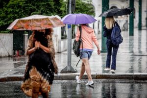 Καιρός: Ζέστη ξανά με 30άρια – Πότε χτυπά η πρώτη φθινοπωρινή κακοκαιρία