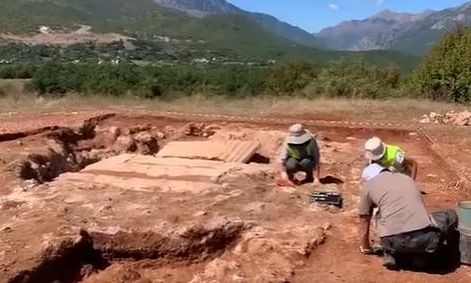 Ανακάλυψη Ρωμαϊκού Τάφου στην Αλβανία με ελληνική επιγραφή