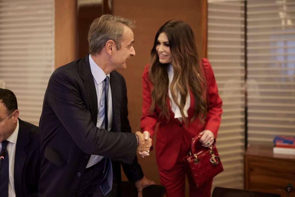 Συνάντηση Μητσοτάκη με τη νέα πρέσβη των ΗΠΑ, Κίμπερλι Γκίλφοϊλ, στη Νέα Υόρκη