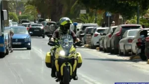 Μάχη για τη ζωή του δίνει 47χρονος διασώστης του ΕΚΑΒ μετά από τροχαίο στην Καλλιθέα