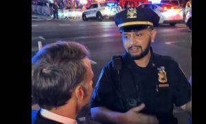 Viral: Αστυνομικός σταμάτησε στον δρόμο τον Μακρόν… «Λυπάμαι, κ. πρόεδρε» (vid)