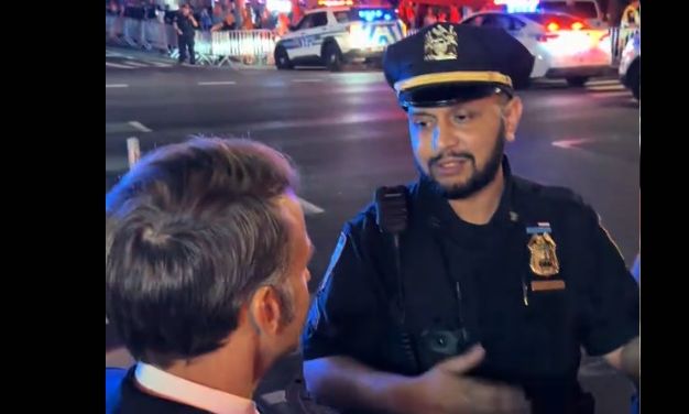 Viral: Αστυνομικός σταμάτησε στον δρόμο τον Μακρόν… «Λυπάμαι, κ. πρόεδρε» (vid)