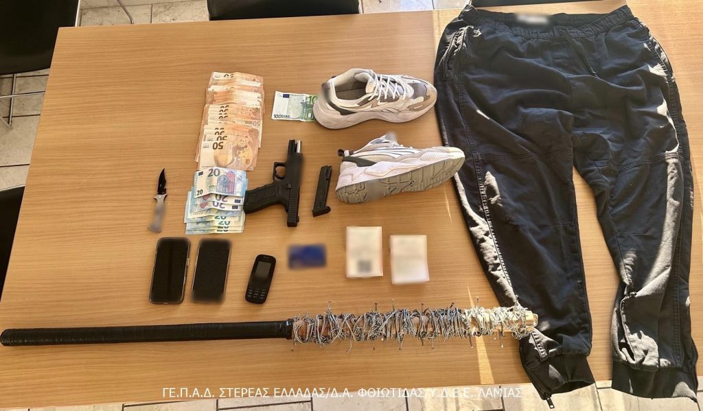 Λαμία: Όμηρος με πιστόλι και μαχαίρι για 6 ώρες – Του άρπαξαν πάνω από 6.000 ευρώ