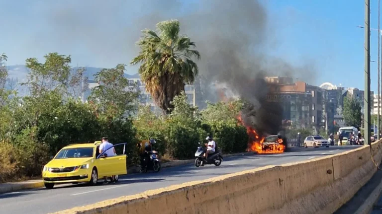 Φωτιά σε αυτοκίνητο στη Λεωφόρο Κηφισίας – Κυκλοφοριακό χάος στο Χαλάνδρι