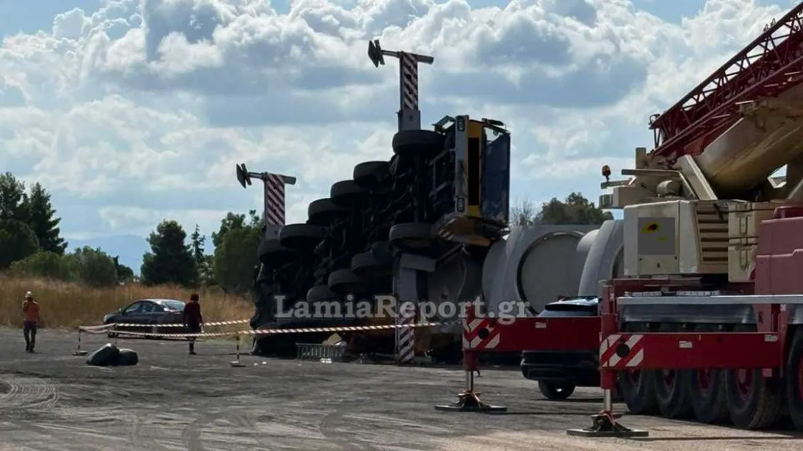 Στυλίδα: Ανατροπή γερανού κατά τη φόρτωση ανεμογεννητριών