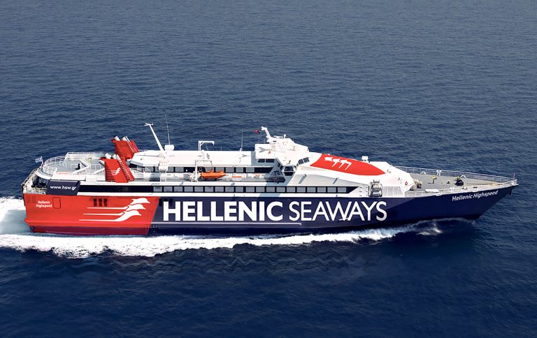 Βίντεο Highspeed: Θεαματική μανούβρα στο λιμάνι της Νάξου