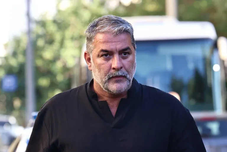 Πρόστιμο 1.200 ευρώ και δίκη στις 8 Οκτωβρίου για τον Βασίλη Μπισμπίκη