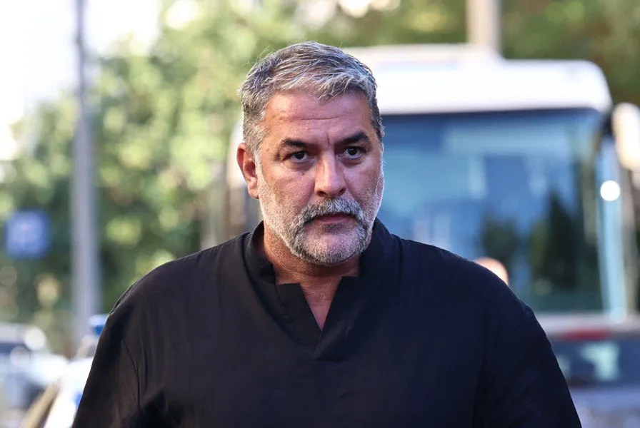 Πρόστιμο 1.200 ευρώ και δίκη στις 8 Οκτωβρίου για τον Βασίλη Μπισμπίκη