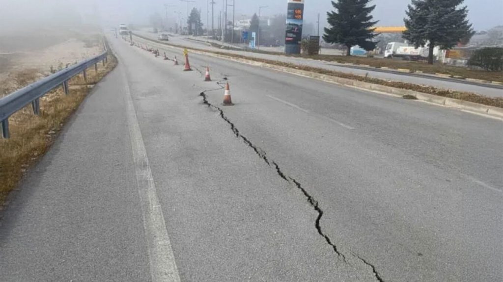 Επικίνδυνη καθίζηση στην Εθνική Οδό Ιωαννίνων – Αθηνών κοντά στην Πεδινή