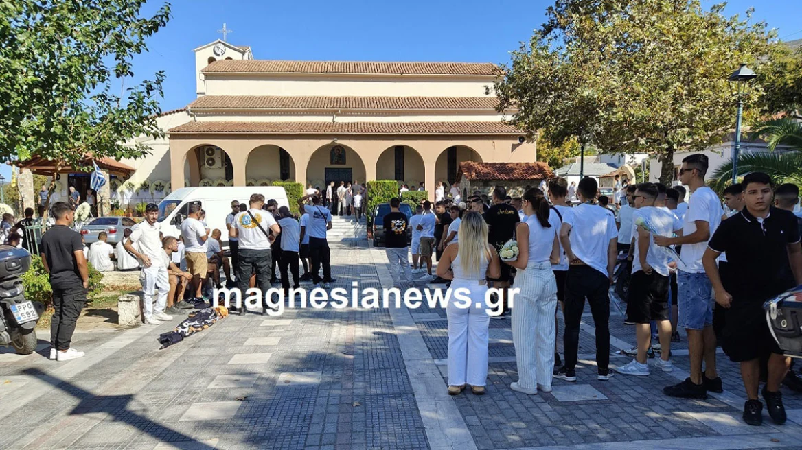 Τελευταίο αντίο στον 17χρονο Νίκο Παλάσκα – Στα λευκά η Αγία Παρασκευή στον Βόλο