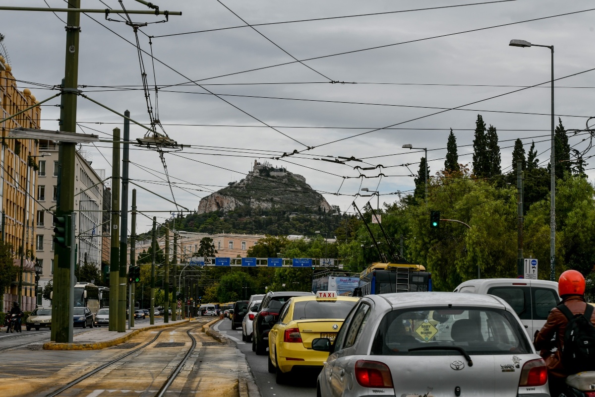 Λεωφόρος Αμαλίας: Σύγκρουση τρόλεϊ με ΙΧ και μοτοσικλέτα