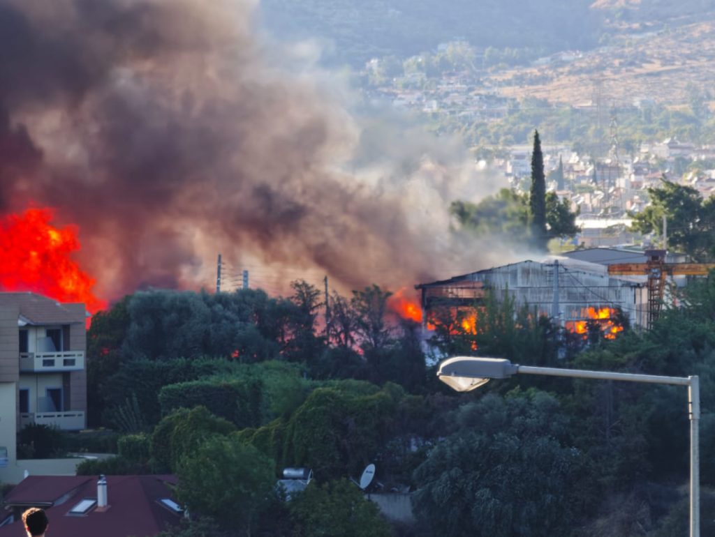 Φωτιά σε υπαίθριο χώρο εργοστασίου στο Μενίδι
