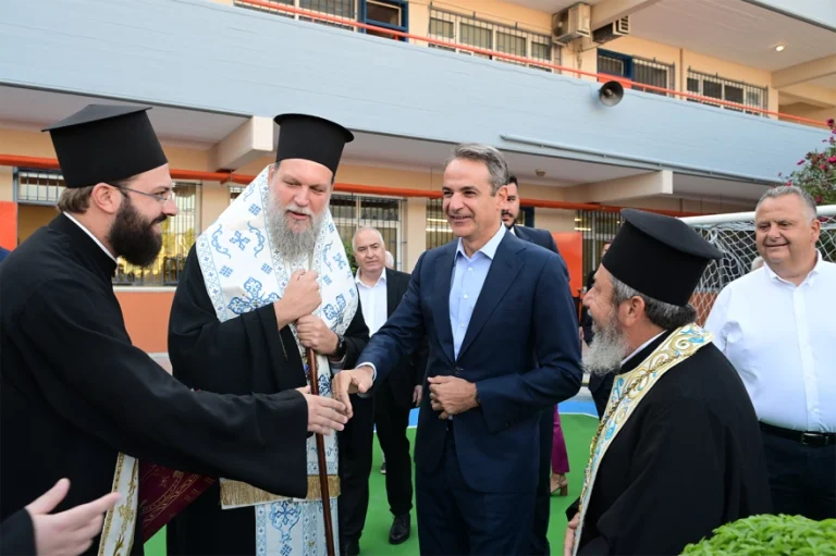 Νέα Φιλαδέλφεια: Ο Κυριάκος Μητσοτάκης στον αγιασμό του 8ου Δημοτικού
