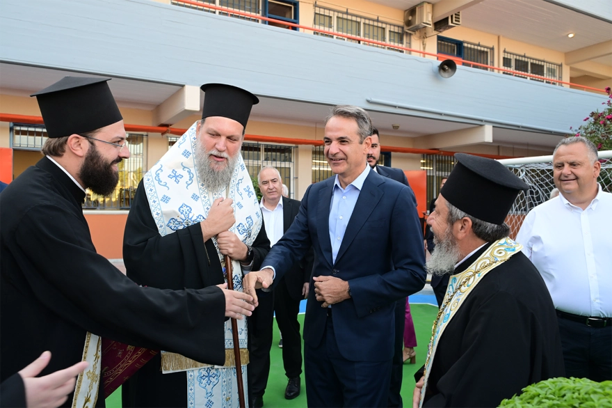 Νέα Φιλαδέλφεια: Ο Κυριάκος Μητσοτάκης στον αγιασμό του 8ου Δημοτικού