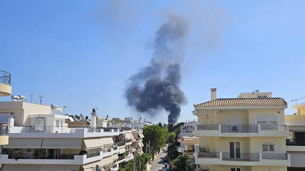 Παλλήνη: Υπό έλεγχο η φωτιά στο Μουσικό Σχολείο