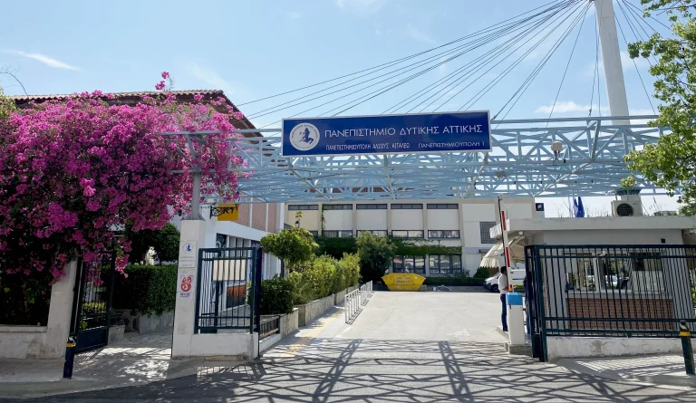 Συναγερμός στο Πανεπιστήμιο Δυτικής Αττικής: Ομάδα με βαριοπούλες εισέβαλε στο campus – Δύο φοιτητές τραυματίες