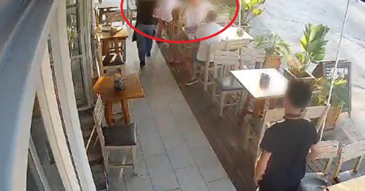 Εργαζόμενος σε ψησταριά έσωσε πελάτισσα από πνιγμό- Βίντεο