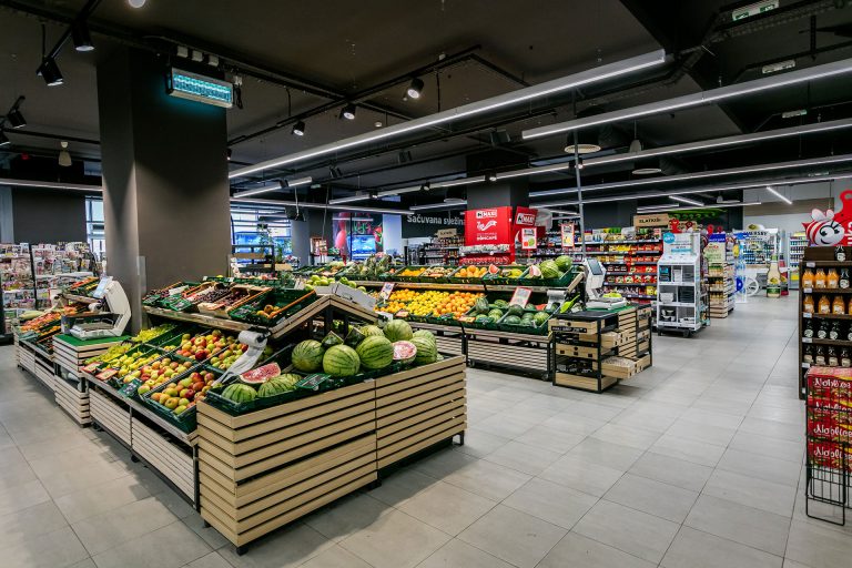 Σερβία: Κυβερνητικό πλαφόν οδηγεί σε μειώσεις τιμών στα σούπερ μάρκετ