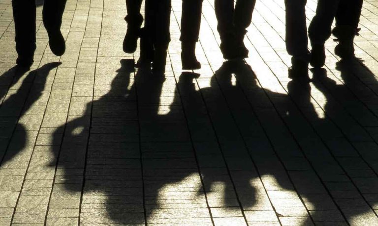Συμμορία ανηλίκων άρπαζε βίαια χρυσές αλυσίδες σε σταθμούς ΗΣΑΠ