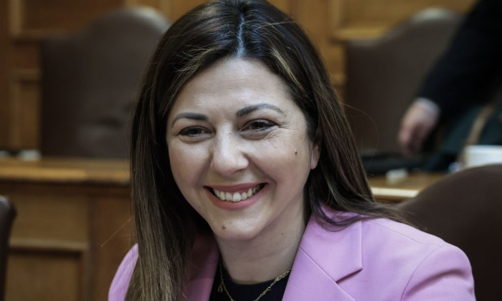 Ζαχαράκη: Τριετής φοροαπαλλαγή για ιδιοκτήτες που νοικιάζουν σε εκπαιδευτικούς