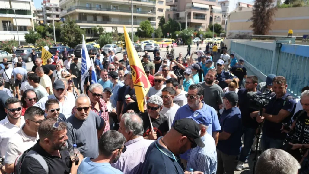 Στο Υπουργείο Μεταφορών κατέληξε η πομπή των ταξί – Συνεχίζεται η 48ωρη απεργία