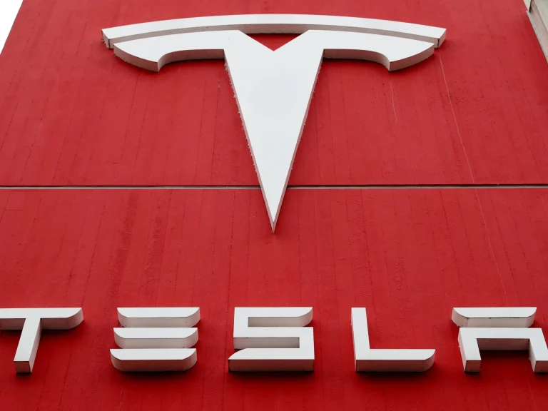Tesla: Αγγελίες για υποψηφίους 11 ειδικοτήτων