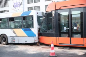 Σύγκρουση Τραμ-Λεωφορείου: Οι Αρχές εξετάζουν βίντεο και καταγραφικά