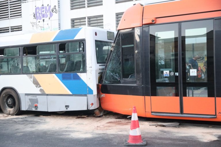 Σύγκρουση Τραμ-Λεωφορείου: Οι Αρχές εξετάζουν βίντεο και καταγραφικά