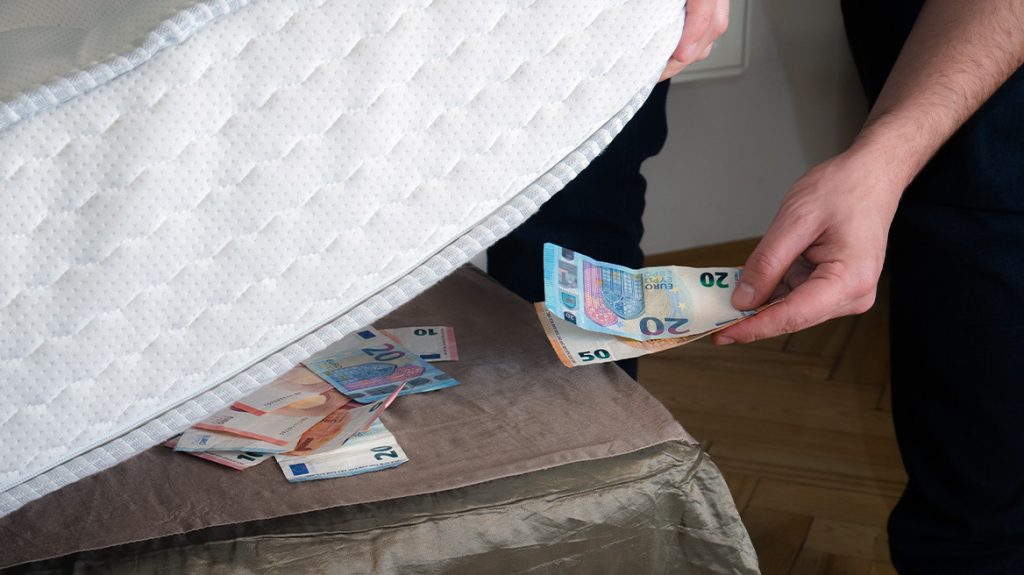 Τι φοβάται η Ευρώπη; Βάλτε μετρητά «στο στρώμα» λέει η ΕΚΤ