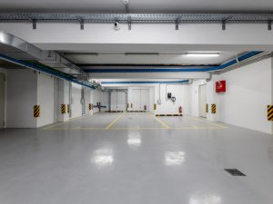 Στο στόχαστρο οι “μαύρες” μισθώσεις σε υπόγεια και πιλοτές